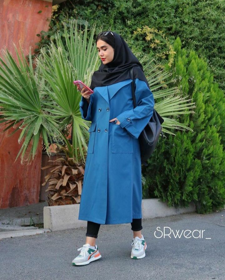 استایل دانشجویی دخترونه با مانتو آبی بلند