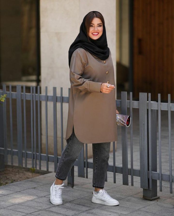 استایل دانشجویی دخترونه با مانتو جلو بسته قهوه ای