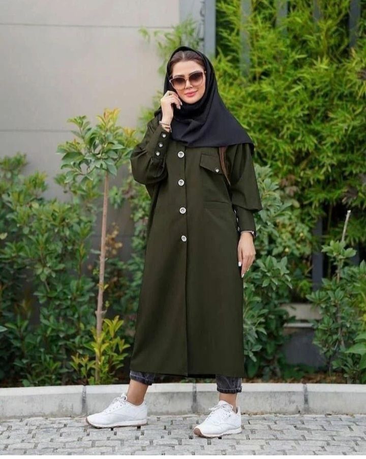 استایل دانشجویی دخترونه با مانتو سبز صدری بلند