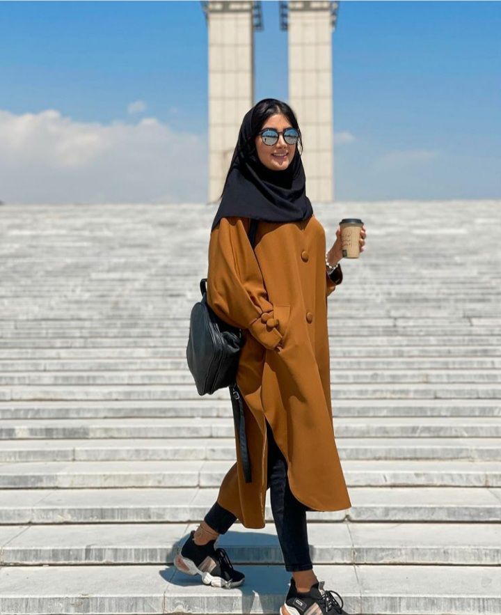استایل دانشجویی دخترونه با مانتو بلند کاراملی